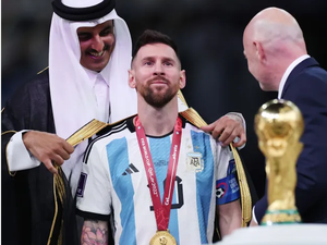 Messi usa traje real bordado com fios de ouro para levantar a taça da Copa