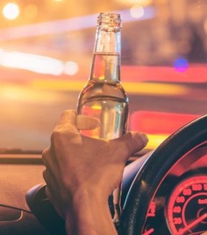 Condutor embriagado perde controle de carro e bate em muro na cidade de Estrela de Alagoas