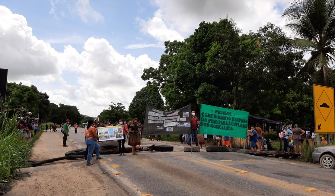 Indígenas da aldeia Wassu Cocal voltam a bloquear BR-101, em Joaquim Gomes