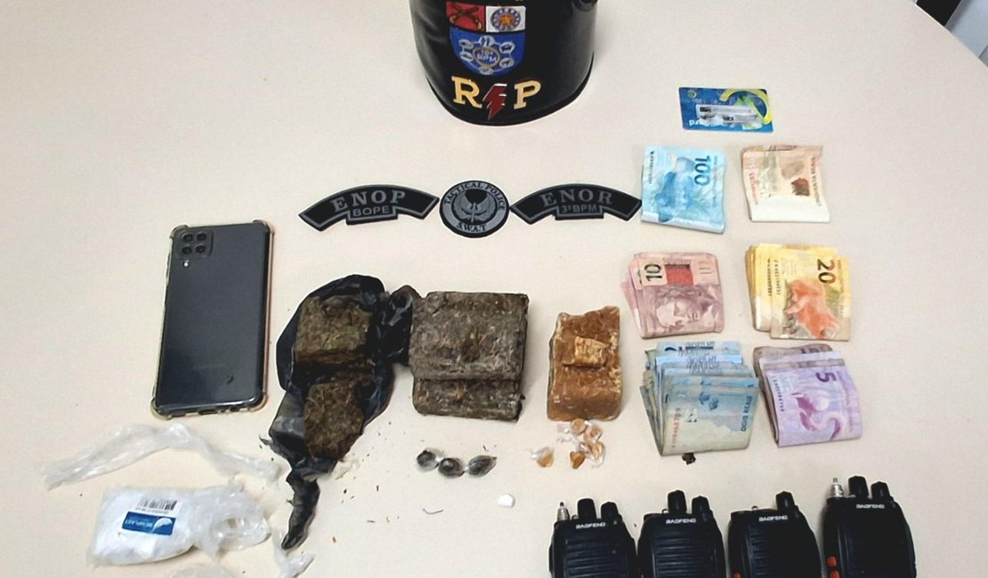 PM apreende duas armas e quase meio quilo de drogas no Agreste de Alagoas