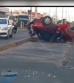 Veículo capota e mulher fica ferida na avenida Menino Marcelo