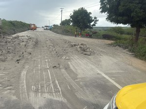 Carreta derruba carga de cimento e veículos colidem na AL 220 no município de Batalha