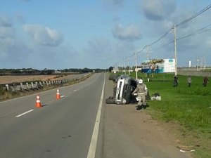 Carro sai da pista e tomba na AL-101 Sul