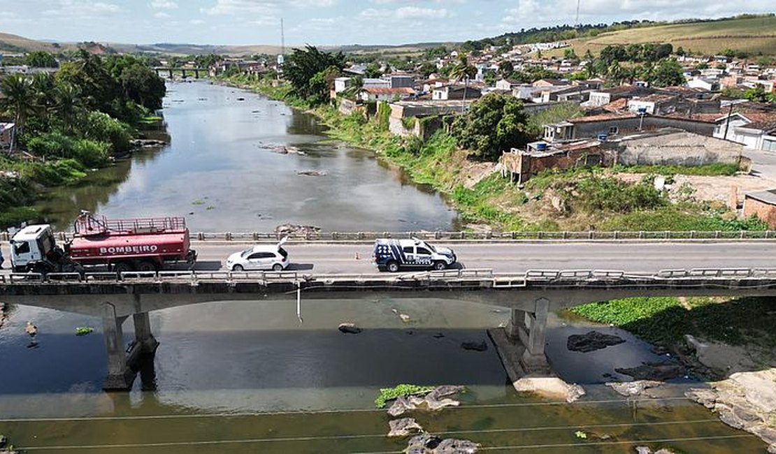 Caminhão-pipa colide contra proteção de ponte na BR-316, em Atalaia