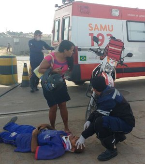 Ao ajeitar moto, homem sofre acidente em frente a posto de combustíveis