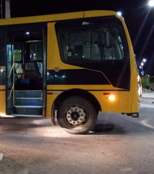 Ônibus escolar colide com carro em Arapiraca