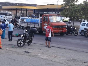 Homem possivelmente drogado se deita em pista e acaba atropelado e morto na capital