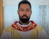 Padre flagrado com noiva de fiel se convida para casa de outra mulher: 'Tomar um café'