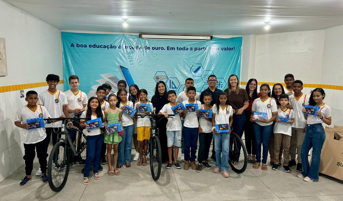 Prefeita Márcia entrega tablets e bicicletas a alunos destaques das escolas de São Luís do Quitunde