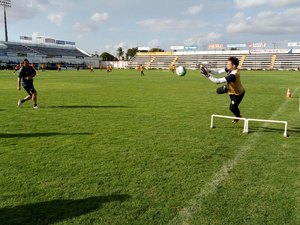 Treinando no Municipal, goleiro Carlão sofre corte na testa e leva nove pontos 