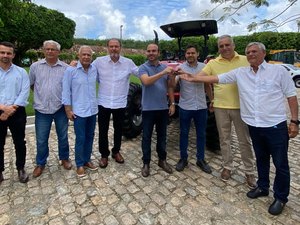 Alfredo Gaspar entrega trator e reforça apoio ao pequeno produtor em Rio Largo