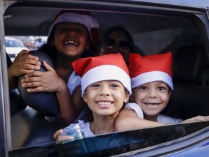 Crianças desfilam em viaturas da PRF, GM e SMTT em parada natalina em Palmeira