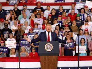 Trump diz que há muitas opções para reagir ao ataque na Arábia Saudita