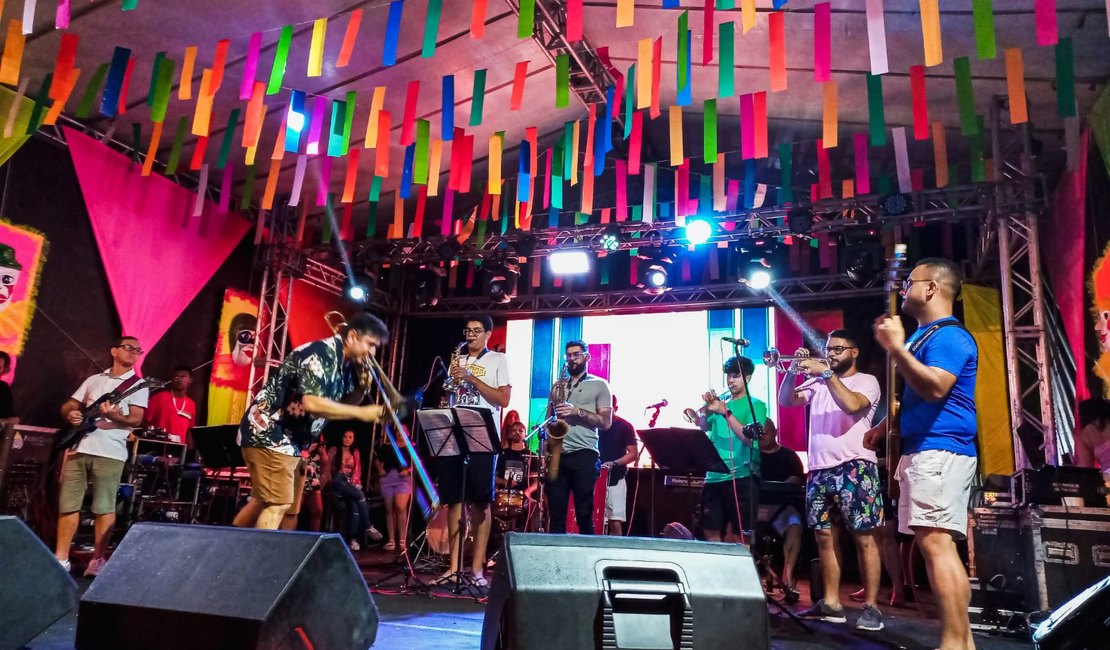 Orleane Plácido e HD Folia encerram o Carnaval do Povo 2023 em Palmeira dos Índios