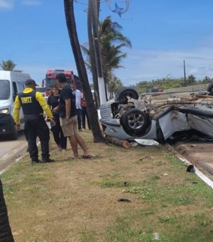 Motorista bate violentamente em coqueiro e capota carro na Av. Assis Chateaubriand, em Maceió