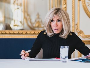 Por que a primeira-dama francesa precisará provar que é mulher?