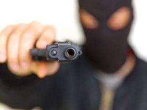 Bandidos invadem residência e roubam veículo e eletrônicos na Região Metropolitana