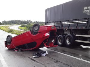 Policial capota veículo na BR 101, em São Sebastião