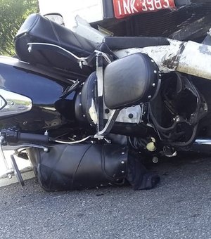[Vídeo] Homem tem moto arrastada por 32 quilômetros e fica pendurado em cabine de carreta após acidente em SC