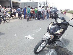 Acidente com moto provoca fratura na perna de idosa