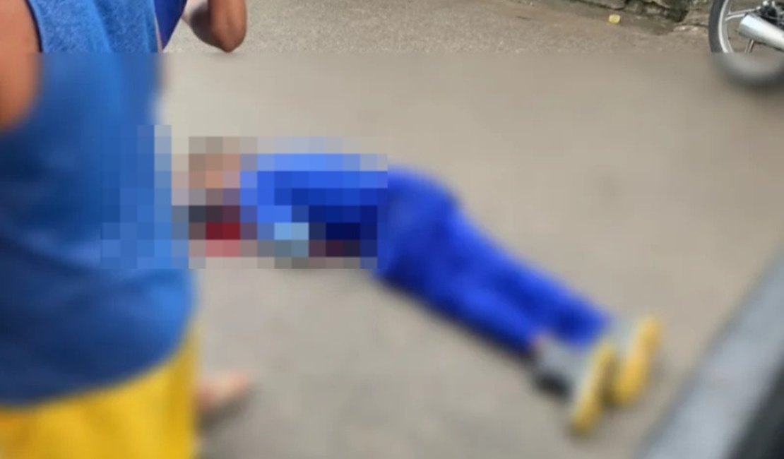 Homem é morto a tiros no meio da rua em plena luz do dia no Vergel do Lago, em Maceió