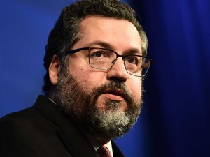 Senadores pedem impeachment de Ernesto e prometem barrar indicações de embaixadores