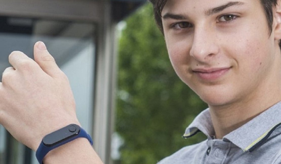 Adolescente cria pulseira para impedir alastramento da Covid-19 