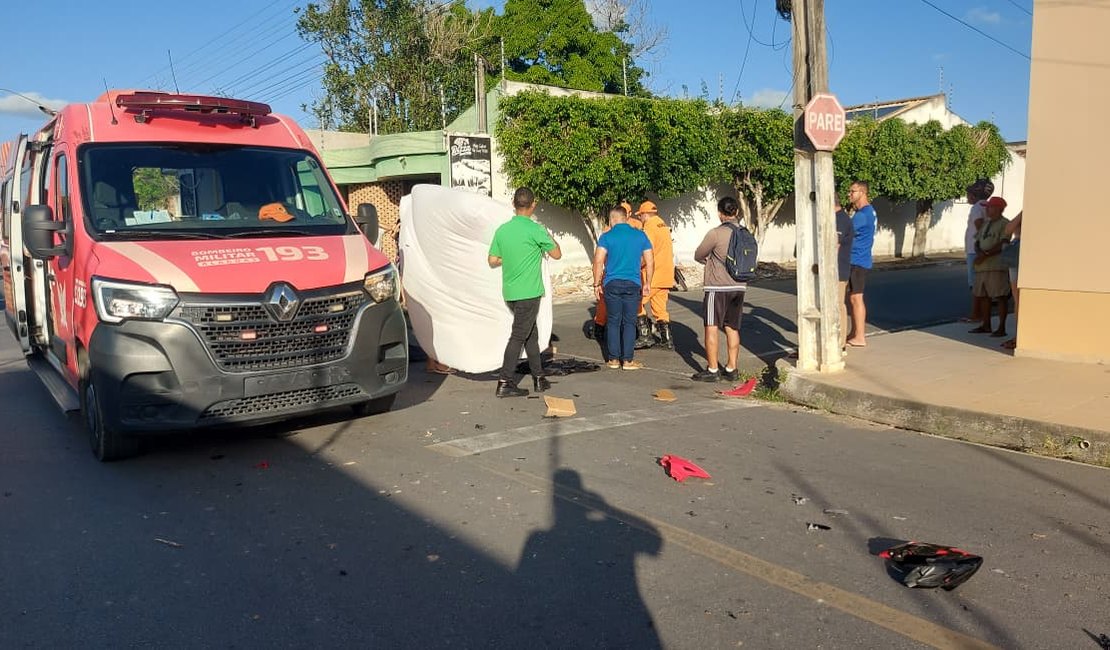 Caminhão avança parada obrigatória e bate em moto com casal em Arapiraca