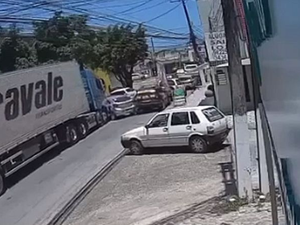 Mulher tem dia de azar, após ter carro apreendido, chama aplicativo e se envolve em acidente com carreta