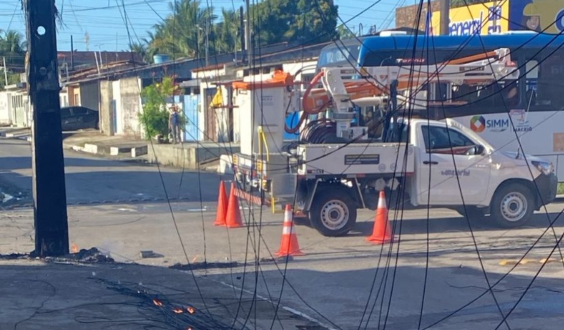 [Vídeo] Incêndio em fiação de poste assusta moradores no Clima Bom