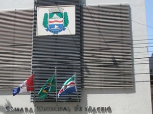 Câmara de Maceió implanta ponto eletrônico