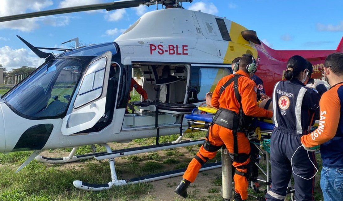 Duas pessoas ficam feridas após carro bater em árvore em Coruripe