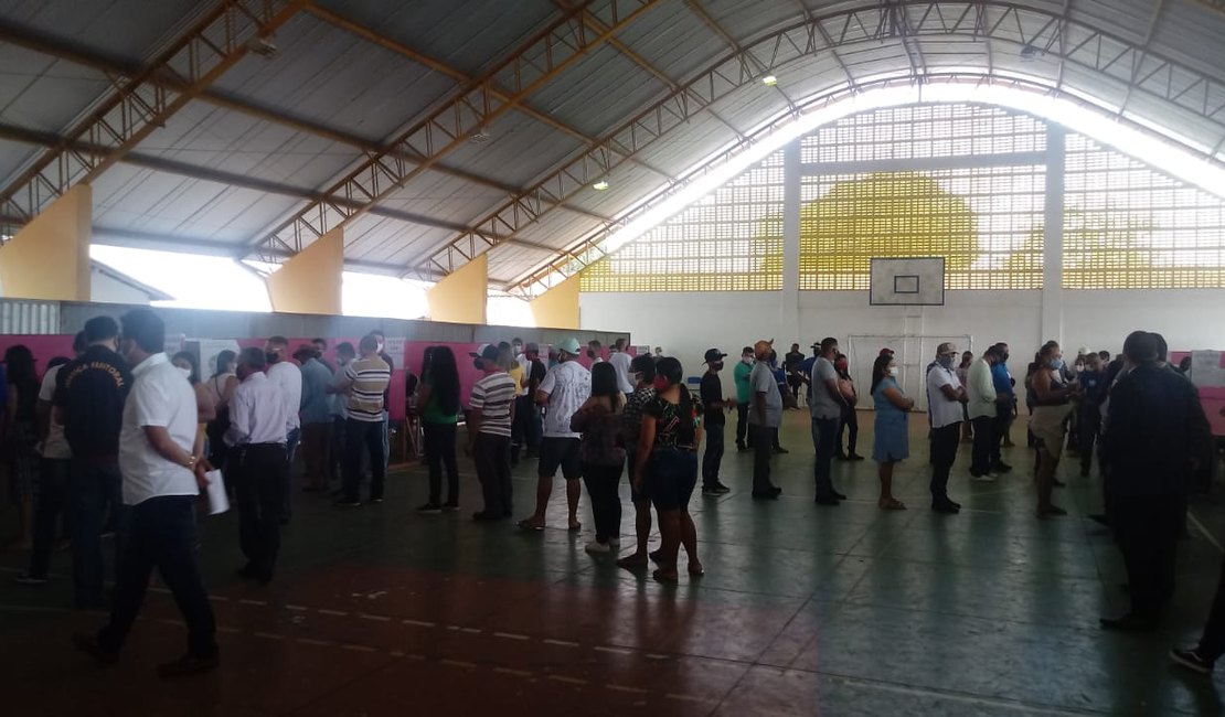 [Vídeo] Eleitores de Campo Grande elegem o prefeito do município neste domingo (12)