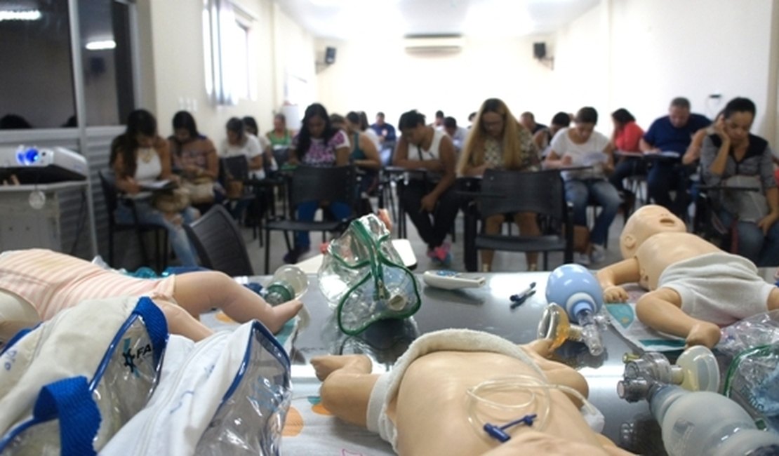 Socorristas são capacitados sobre reanimação neonatal