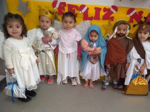 Turma de berçário encena presépio vivo e viraliza na web