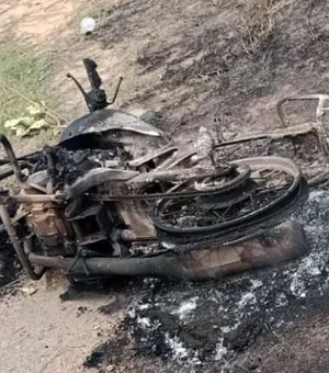 Motocicleta fica completamente destruída após incêndio em Porto de Pedras
