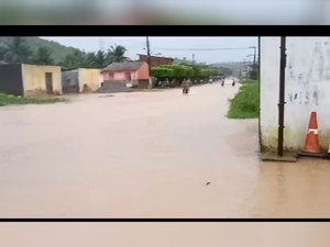 [Vídeo] Águas das chuvas invadem ruas de Jacuípe