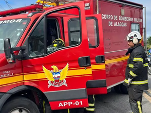 Incêndio atinge vegetação perto de escola e estabelecimentos comerciais na Jatiúca