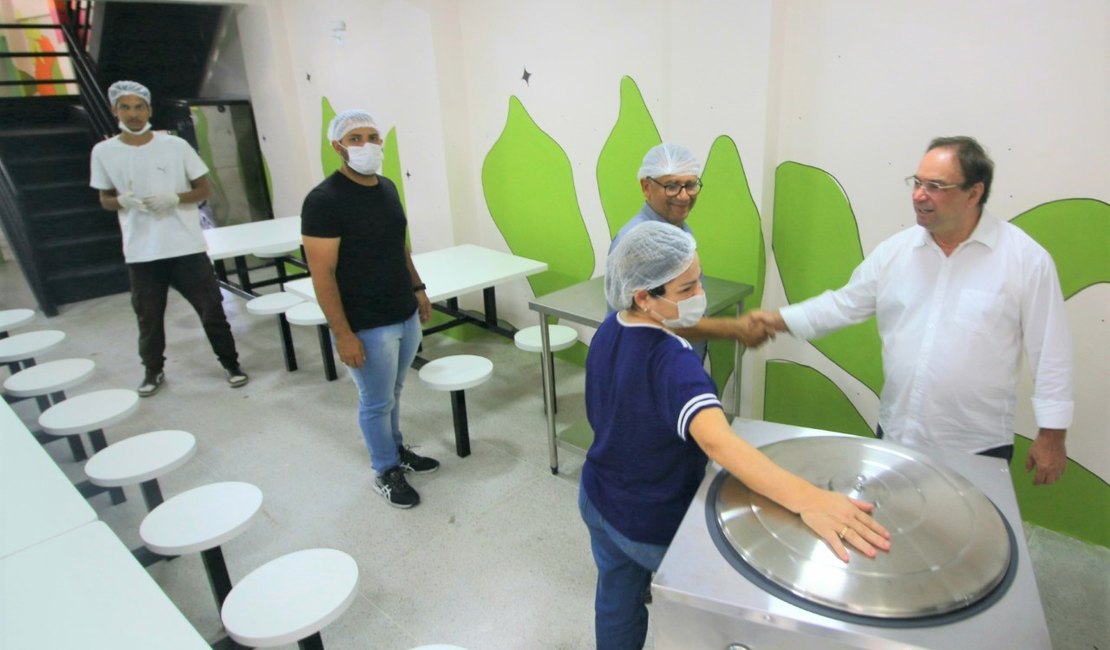 A quatro dias da reabertura, prefeito Luciano Barbosa visita o Restaurante Popular