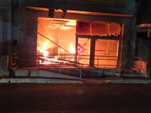 [Vídeo] Quadrilha de assaltantes incendeia agência do BB em Piaçabuçu