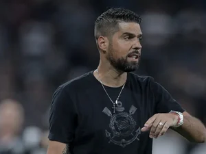 Mesmo amado pelo elenco, António Oliveira corre risco de demissão no Corinthians