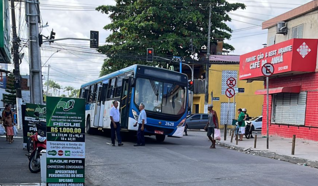 Ônibus fica preso em buraco e causa lentidão no trânsito na Feirinha do Tabuleiro