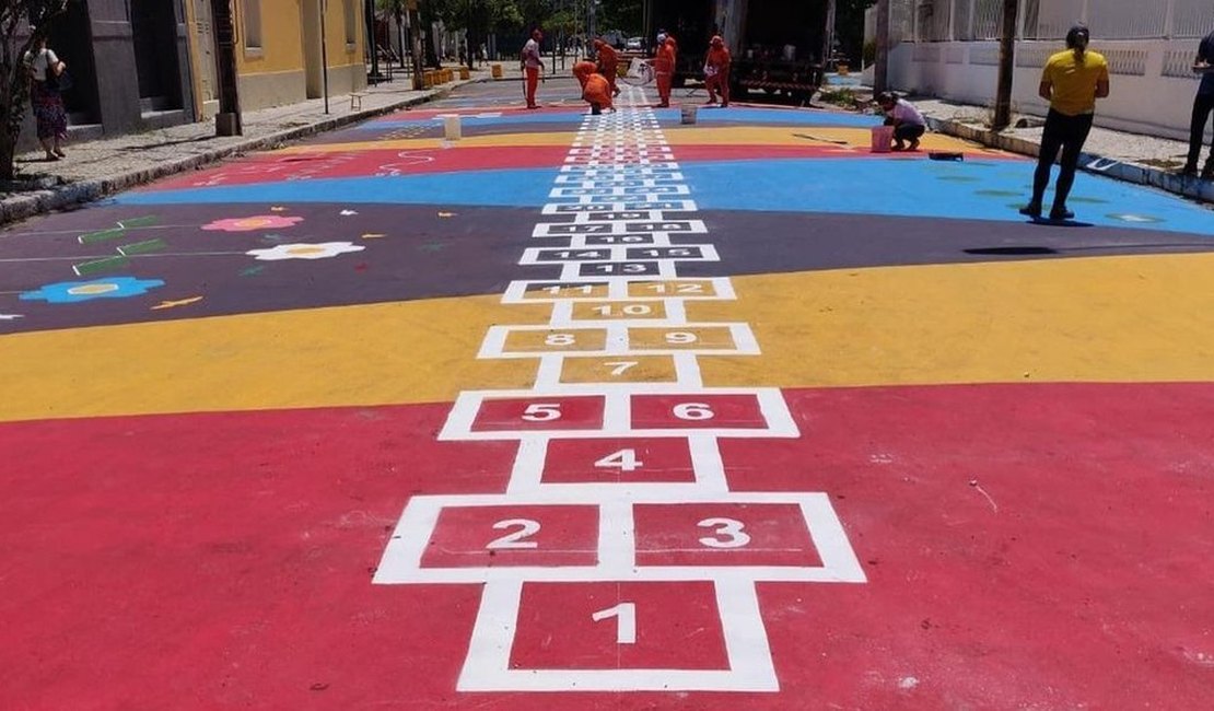 Jogo de amarelinha gigante com 400 quadradinhos é instalado em Fortaleza