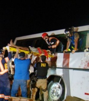 Ao menos 10 morrem após tentativa de assalto causar acidente de ônibus