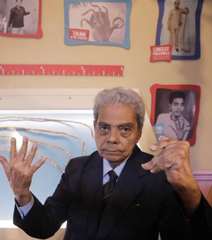 Indiano corta maiores unhas do mundo e expõe em museu de NY