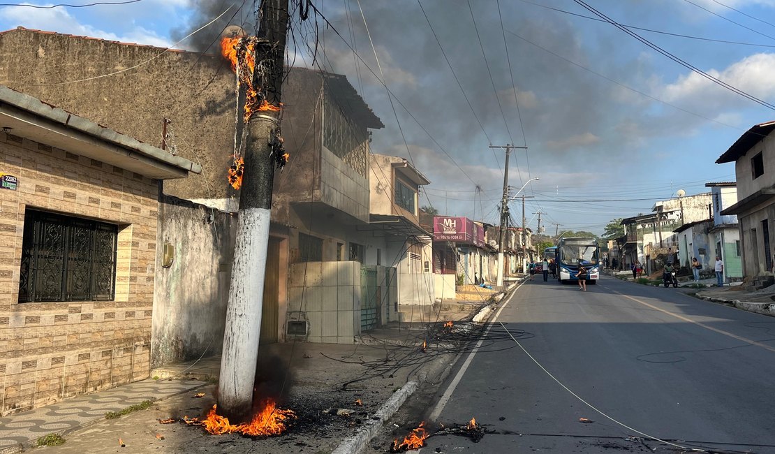 Fiação de poste pega fogo no bairro do Bebedouro, em Maceió