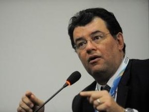 Preço da conta de luz deve cair em 2016, diz ministro