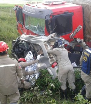 [Vídeo] Colisão entre  dois veículos na BR-101 mata  três pessoas