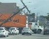 Carreta arrasta fiação e provoca tombamento de poste na Praça Sinimbu, em Maceió