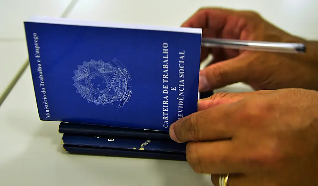 Pesquisa revela que brasileiro prefere emprego com carteira assinada